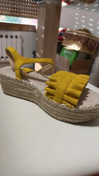 Sandalias cuña amarillas con volantes talla 38