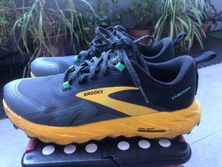 Zapatillas Brooks Cascadia Trail Running Gris/Amar