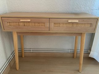 Mesa de entrada de madera y ratán