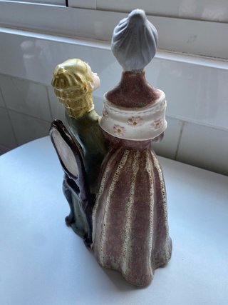 Figura in porcellana di due ragazze con bambole