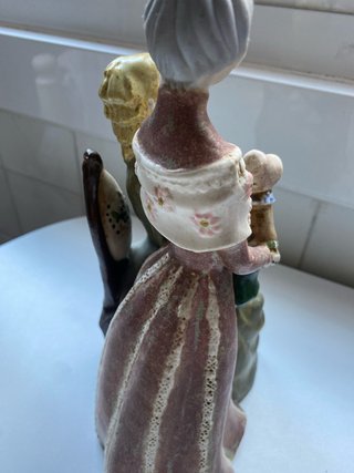Figura in porcellana di due ragazze con bambole