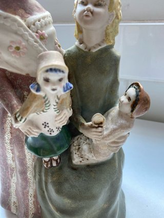 Figura in porcellana di due ragazze con bambole