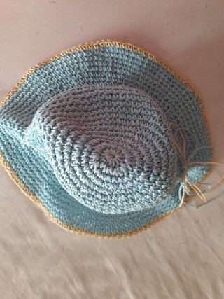 Sombrero de mujer azul y beige