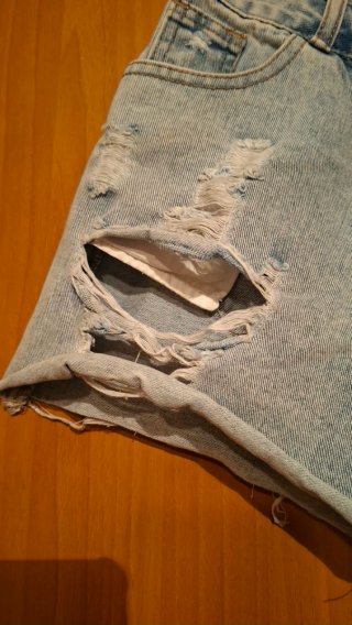 Pantalón corto vaquero desgarrado