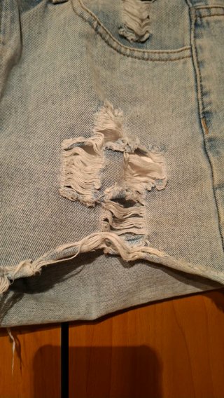 Pantalón corto vaquero desgarrado