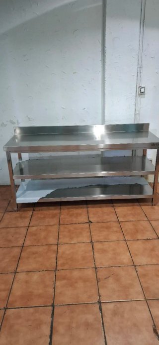 Mesa de acero inoxidable con 2 estantes