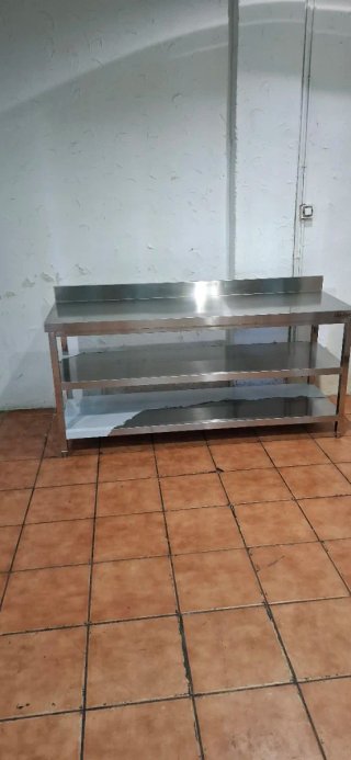 Mesa de acero inoxidable con 2 estantes