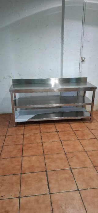 Mesa de acero inoxidable con 2 estantes