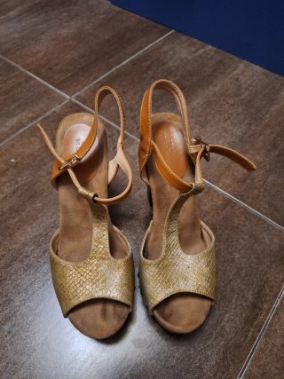 Sandalias tacón marrón y dorado