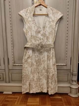 Vestido de cóctel floral beige y blanco