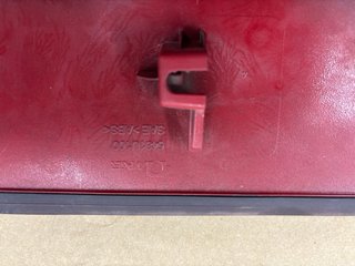Moldura Portón Nissan Qashqai Roja