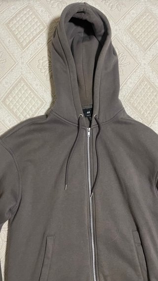 Chaqueta H&M con cremallera y capucha