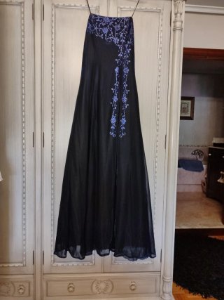 Vestido de fiesta negro con detalles morados