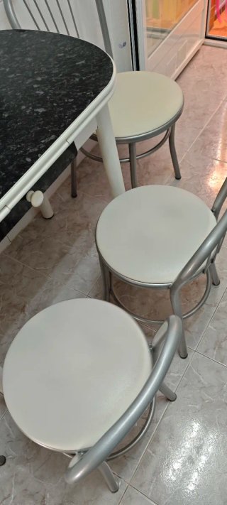 Mesa de cocina con 4 sillas