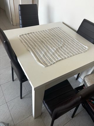 Mesa extensible y 4 sillas de cuero