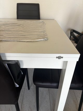 Mesa extensible y 4 sillas de cuero