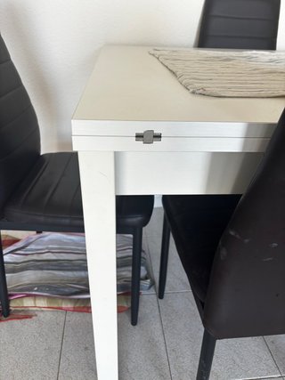 Mesa extensible y 4 sillas de cuero