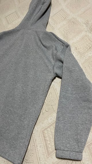 Sudadera gris con cremallera hombre