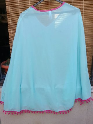 Poncho de verão azul com detalhes rosa