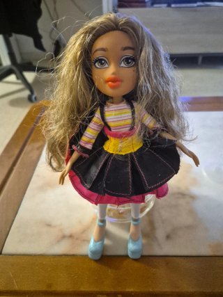 Lote 3 Bratz + 1 Moxie