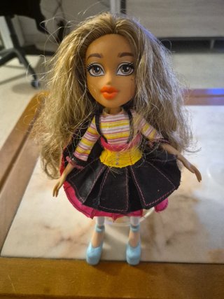 Lote 3 Bratz + 1 Moxie