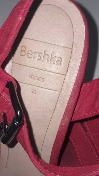 Sandalias de tacón rojas Bershka