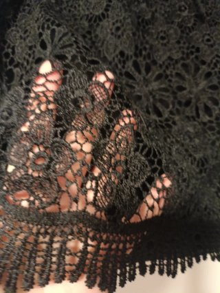 Falda corta de encaje negra talla 42