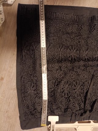 Falda corta de encaje negra talla 42