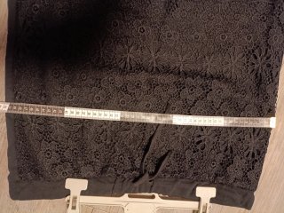 Falda corta de encaje negra talla 42