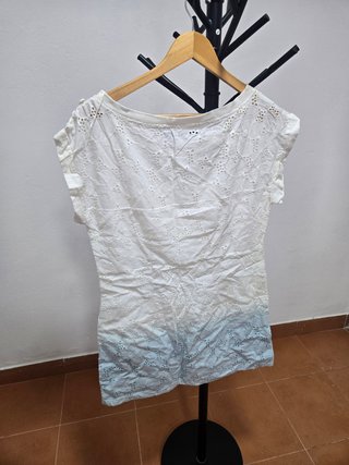 Blusa blanca bordada degradado azul