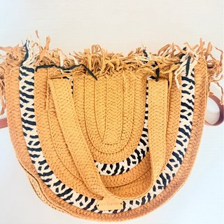 Bolso de hombro de rafia con flecos