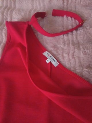 Vestido rojo de fiesta con choker