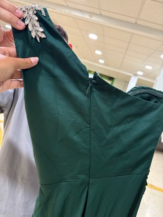 Vestido de gala verde con diamantes