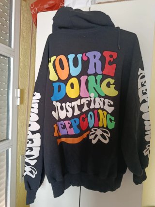 Sudadera Bershka Negra con Estampado Multicolor
