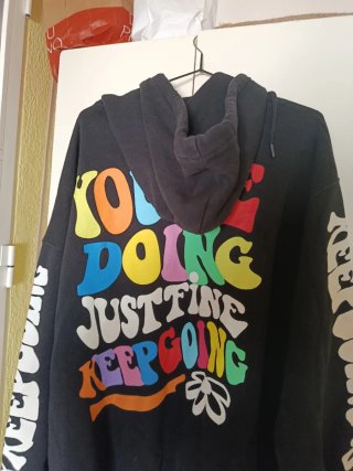 Sudadera Bershka Negra con Estampado Multicolor