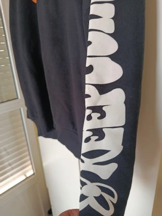 Sudadera Bershka Negra con Estampado Multicolor