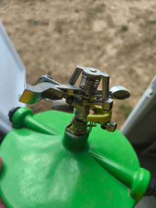 Aspersor de impacto con base verde
