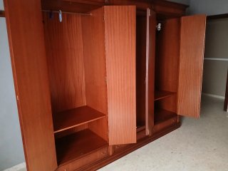 Armario madera clásico con espejos