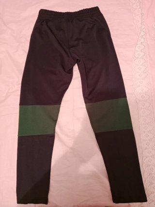 Pantalón deportivo negro y verde