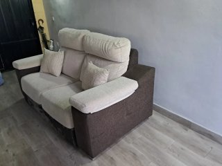 Sofá de tela beige y marrón