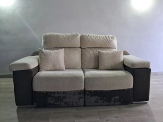 Sofá de tela beige y marrón