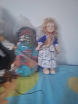 Collezione di bambole in porcellana con abiti tipici