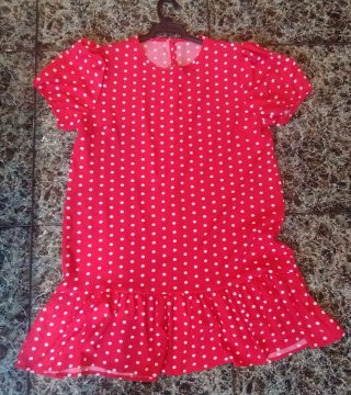 Vestido rojo lunares blancos