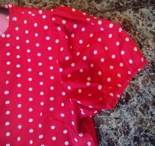 Vestido rojo lunares blancos