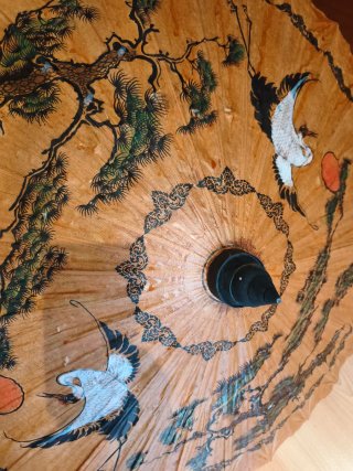 Sombrilla de papel asiática con grullas pintadas