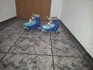 Patines infantiles ajustables azul y gris