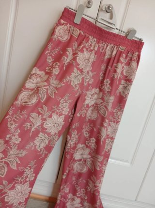 Pantalón estampado floral nuevo sin etiqueta talla