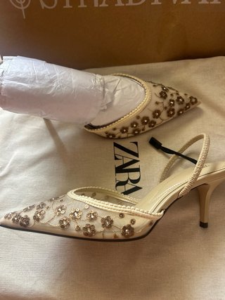 Zapatos Zara Tacon Destalonado Bordados Beige/Oro