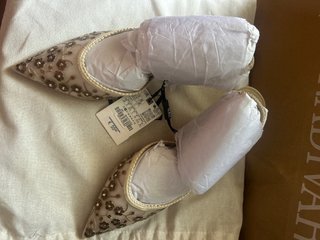 Zapatos Zara Tacon Destalonado Bordados Beige/Oro