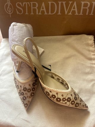 Zapatos Zara Tacon Destalonado Bordados Beige/Oro